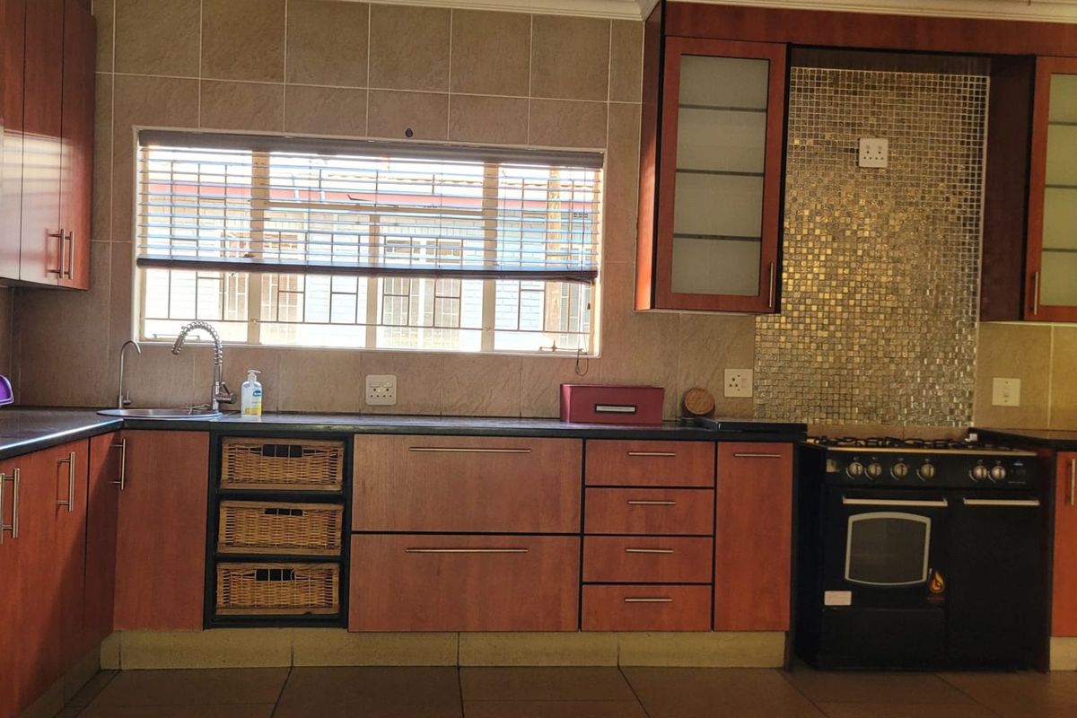 Townhouse For Sale in Die Heuwel - Photo 5