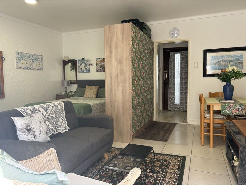 Apartment For Sale in Plumstead - Photo 2