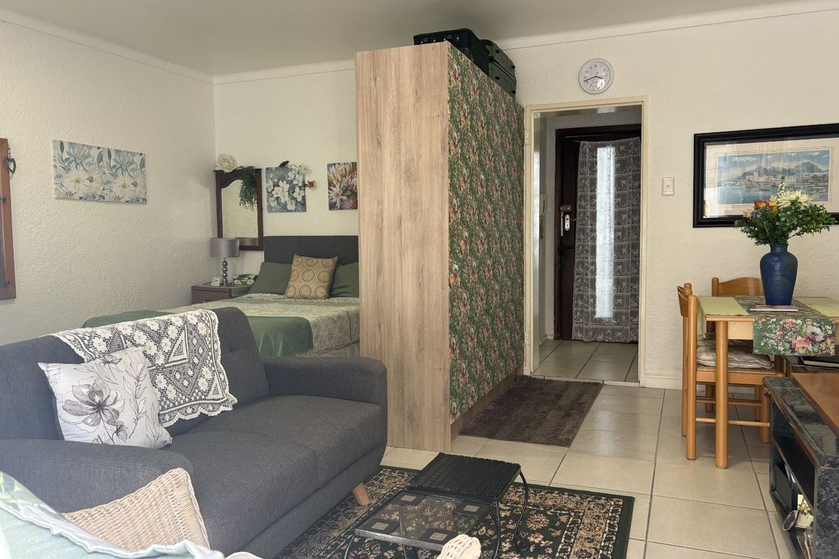 Apartment For Sale in Plumstead - Photo 2