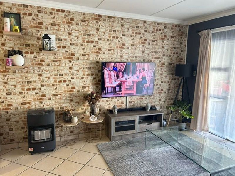 House For Sale in Northgate - Photo 2