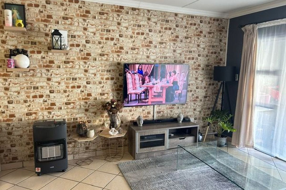 House For Sale in Northgate - Photo 2