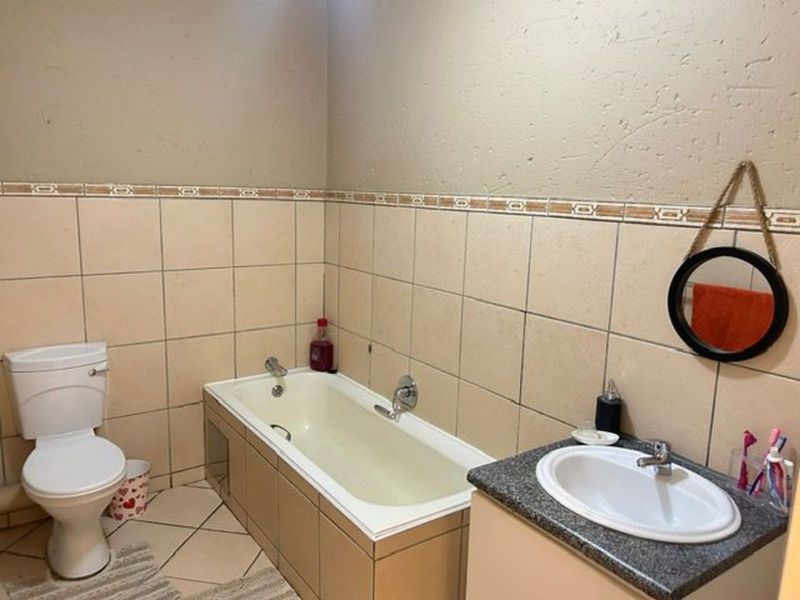 House For Sale in Northgate - Photo 10