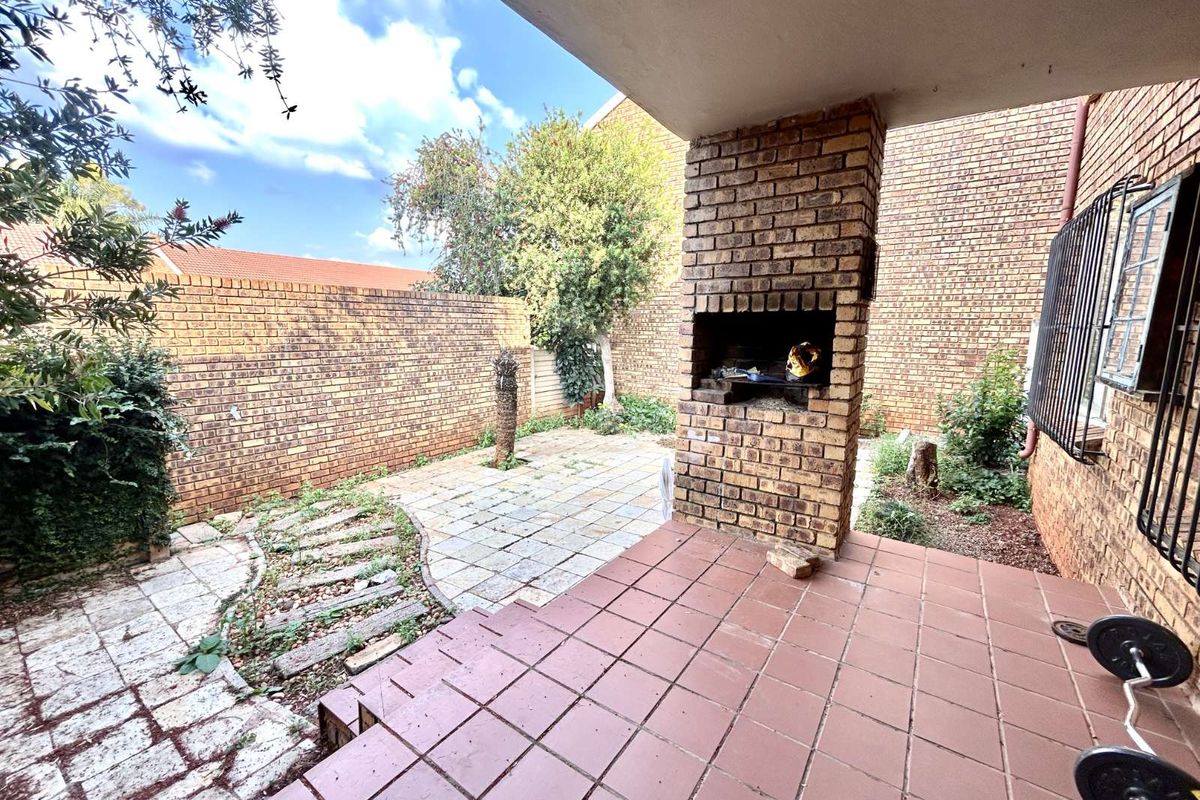 Apartment For Sale in Faerie Glen - Photo 3