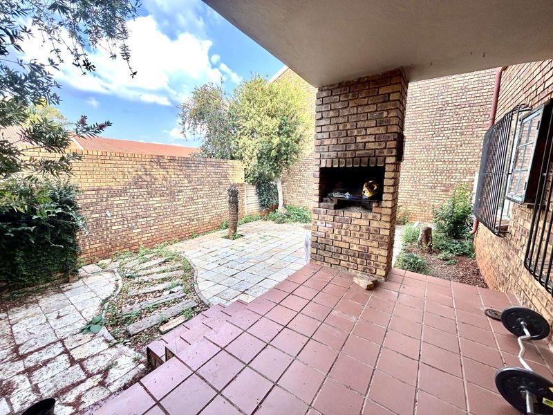 Apartment For Sale in Faerie Glen - Photo 3