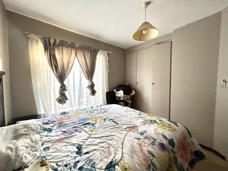 Apartment For Sale in Faerie Glen - Photo 8