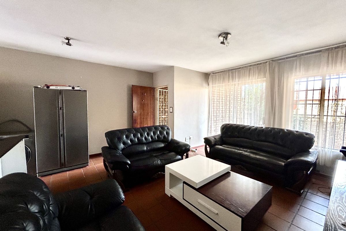 Apartment For Sale in Faerie Glen - Photo 3