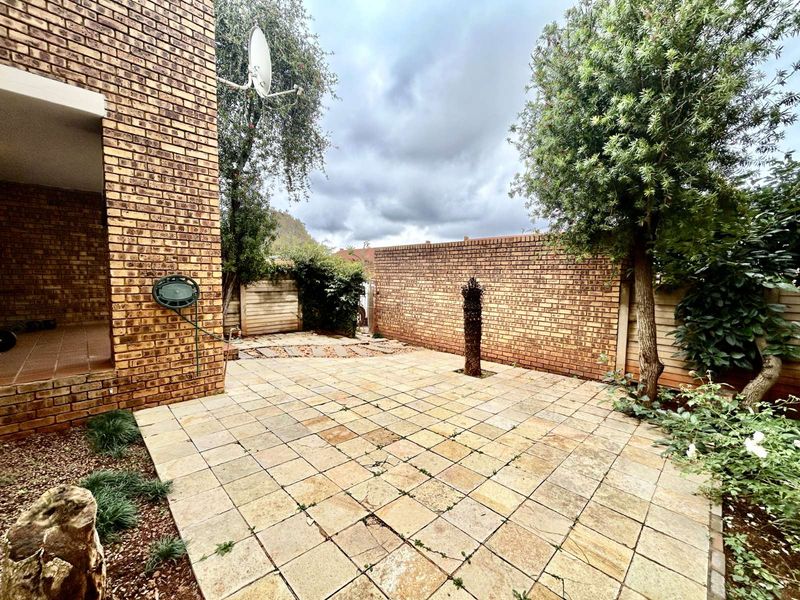 Apartment For Sale in Faerie Glen - Photo 4