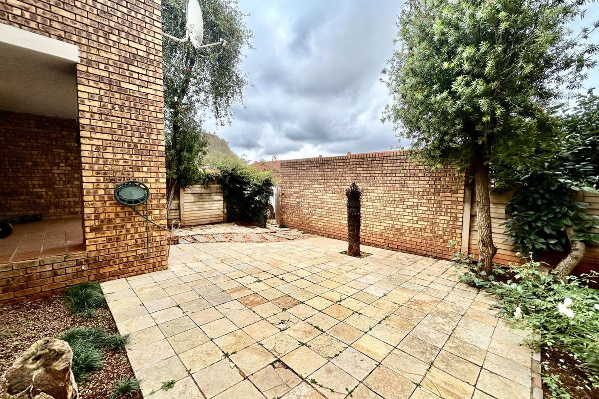Apartment For Sale in Faerie Glen - Photo 4