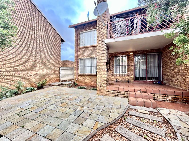 Apartment For Sale in Faerie Glen - Photo 2