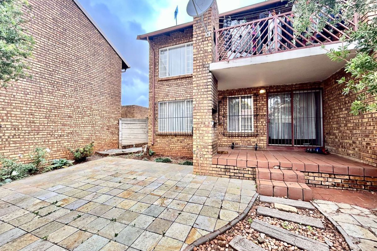 Apartment For Sale in Faerie Glen - Photo 2