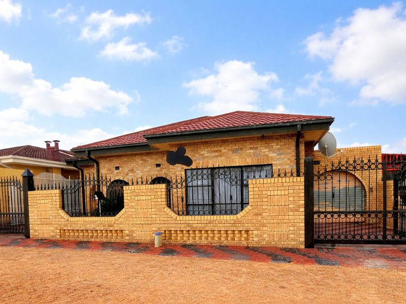 House For Sale in Mabopane Central - Photo 3