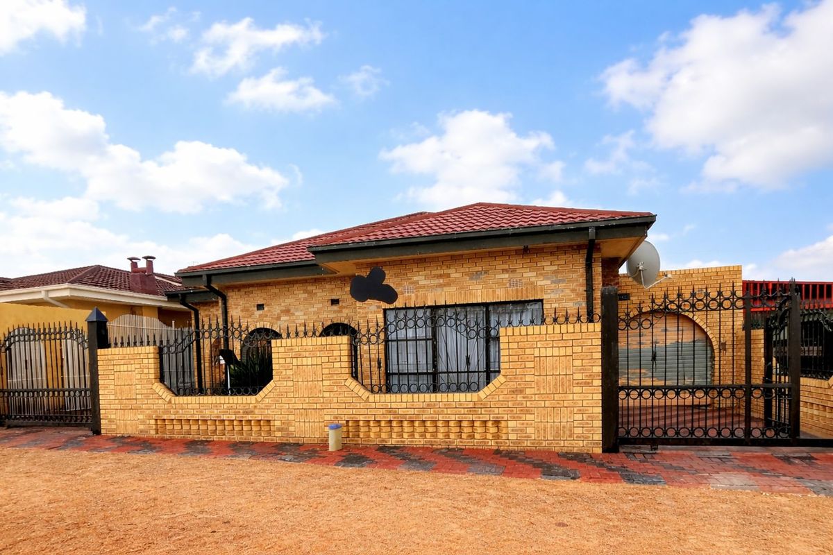 House For Sale in Mabopane Central - Photo 3