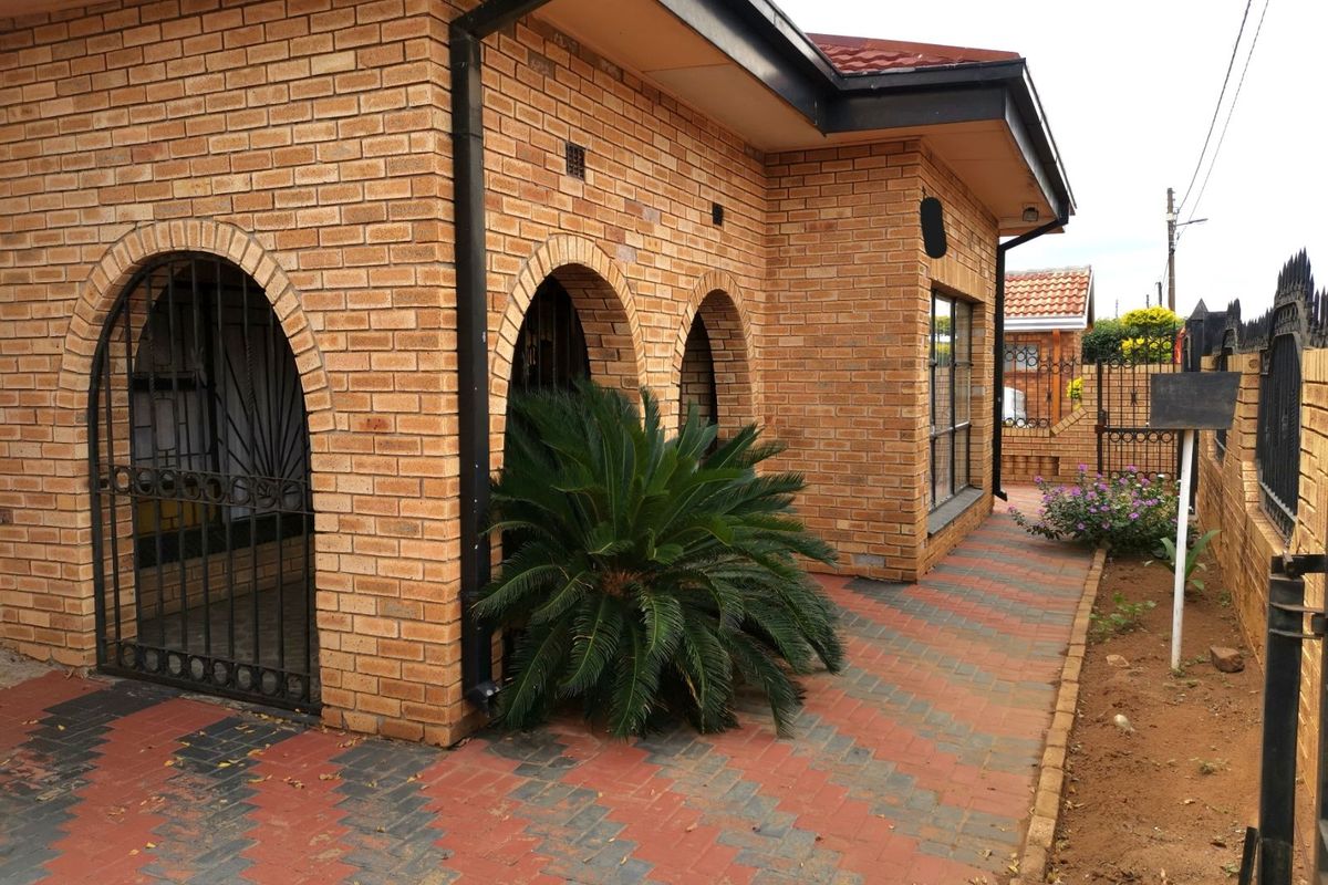 House For Sale in Mabopane Central - Photo 5