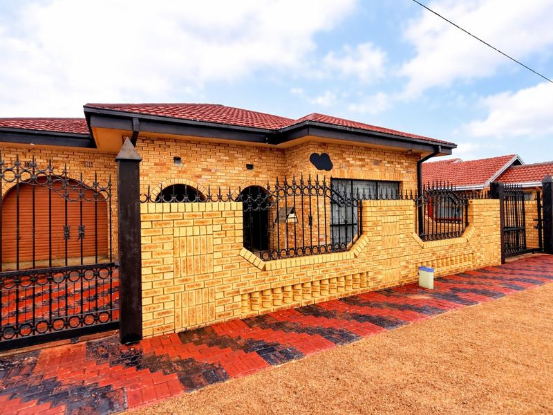 House For Sale in Mabopane Central - Photo 4