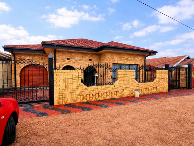 House For Sale in Mabopane Central - Photo 2