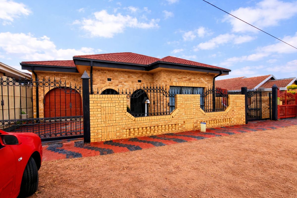 House For Sale in Mabopane Central - Photo 2