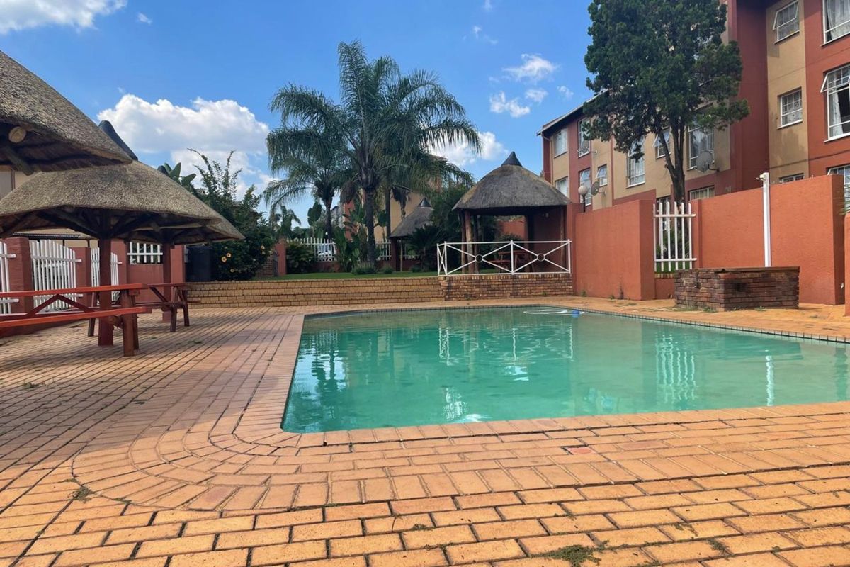 House For Sale in Weltevreden Park - Photo 3