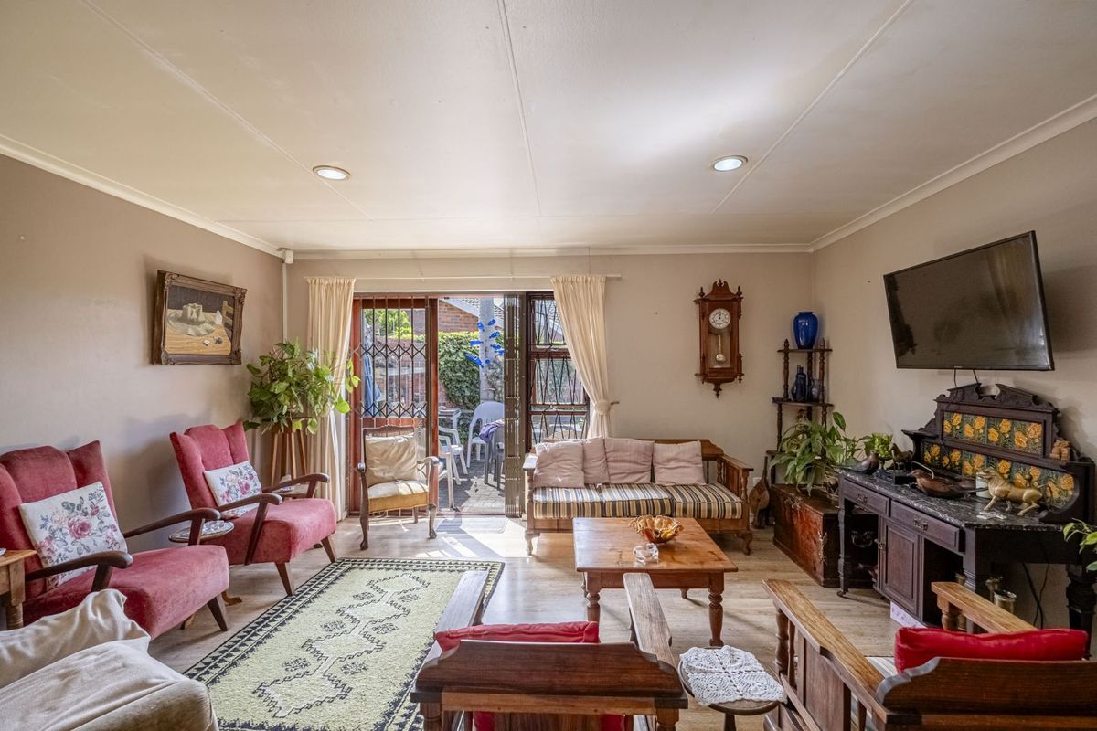 Townhouse For Sale in Springfield - Photo 4