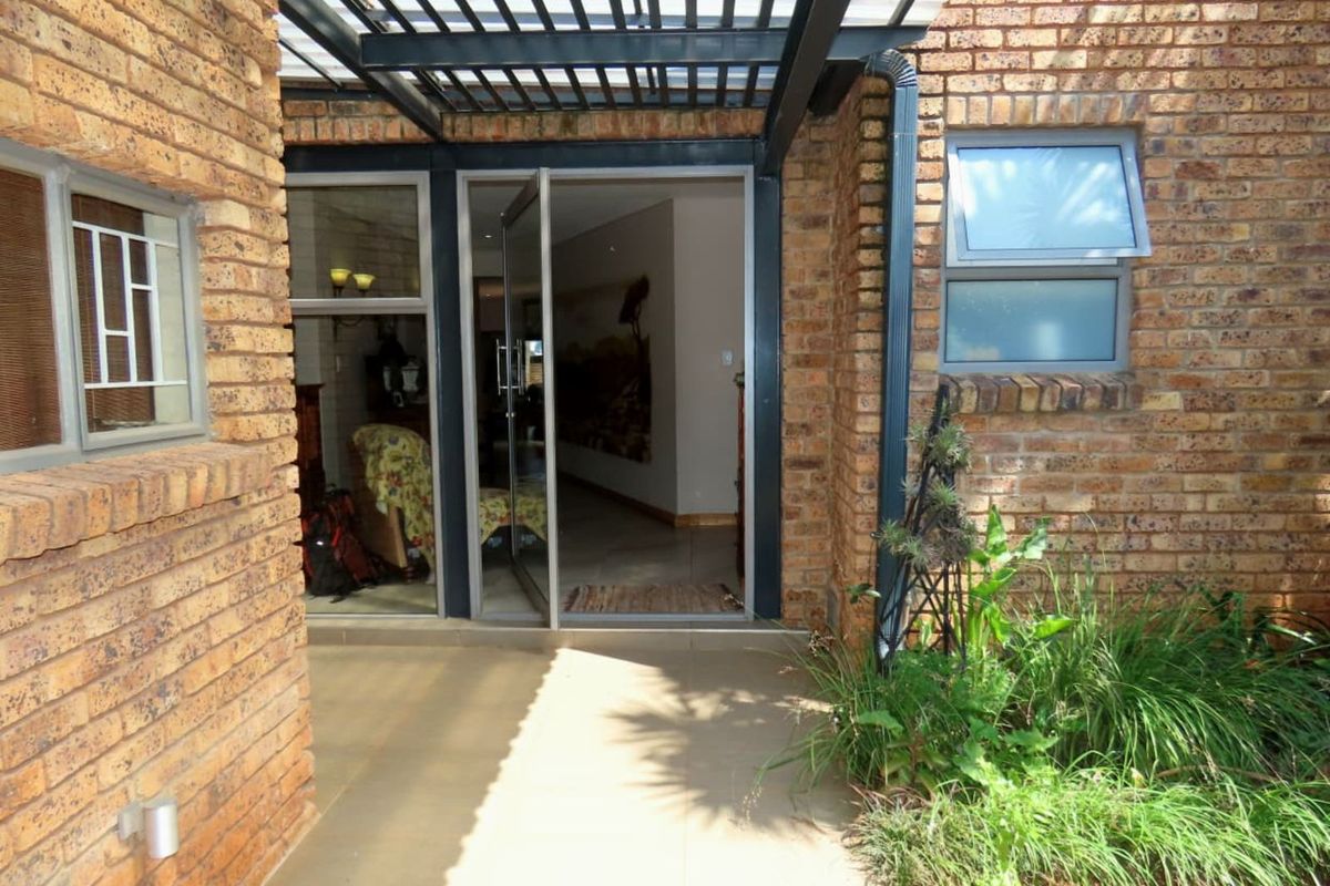 House For Sale in Eldoraigne - Photo 3