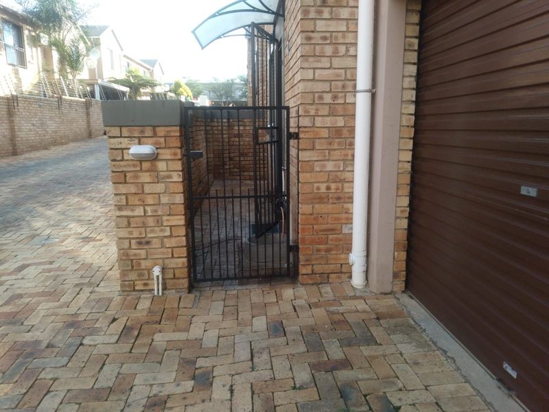 Townhouse For Sale in Wilgeheuwel - Photo 3