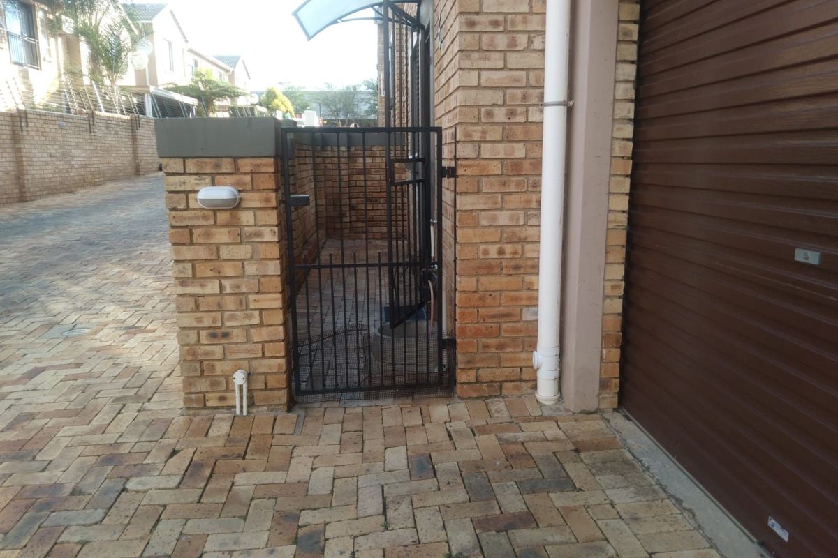 Townhouse For Sale in Wilgeheuwel - Photo 3