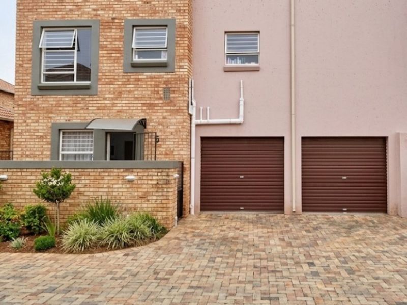 Townhouse For Sale in Wilgeheuwel - Photo 2