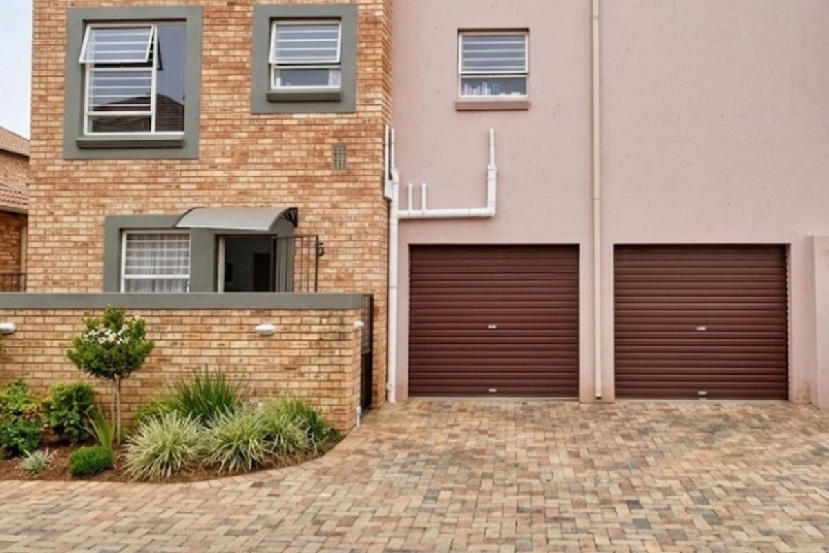 Townhouse For Sale in Wilgeheuwel - Photo 2