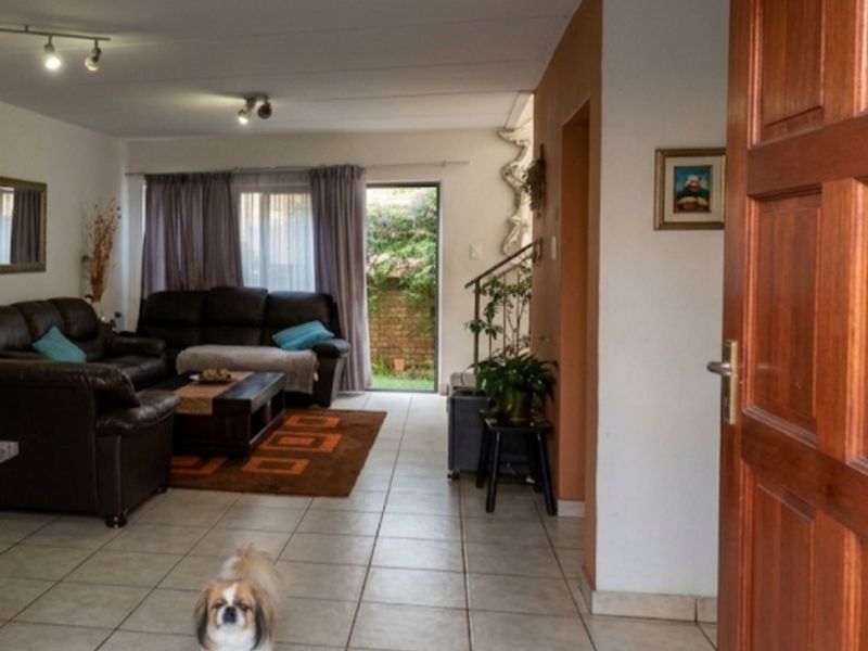 Townhouse For Sale in Wilgeheuwel - Photo 9