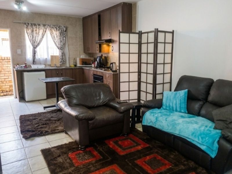 Townhouse For Sale in Wilgeheuwel - Photo 8