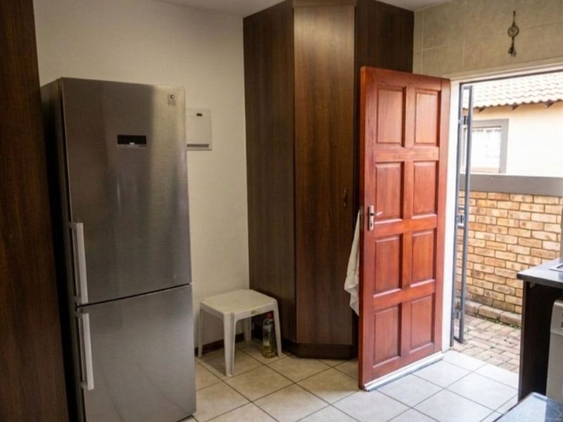 Townhouse For Sale in Wilgeheuwel - Photo 5