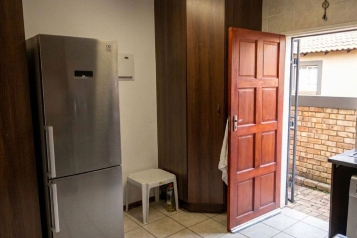 Townhouse For Sale in Wilgeheuwel - Photo 5