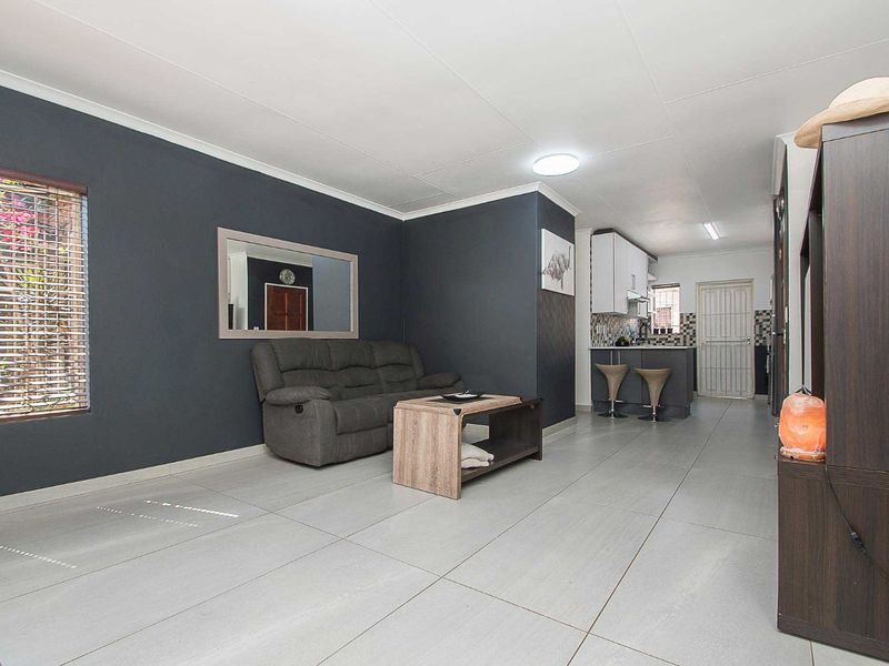 Townhouse For Sale in Wilgeheuwel - Photo 4