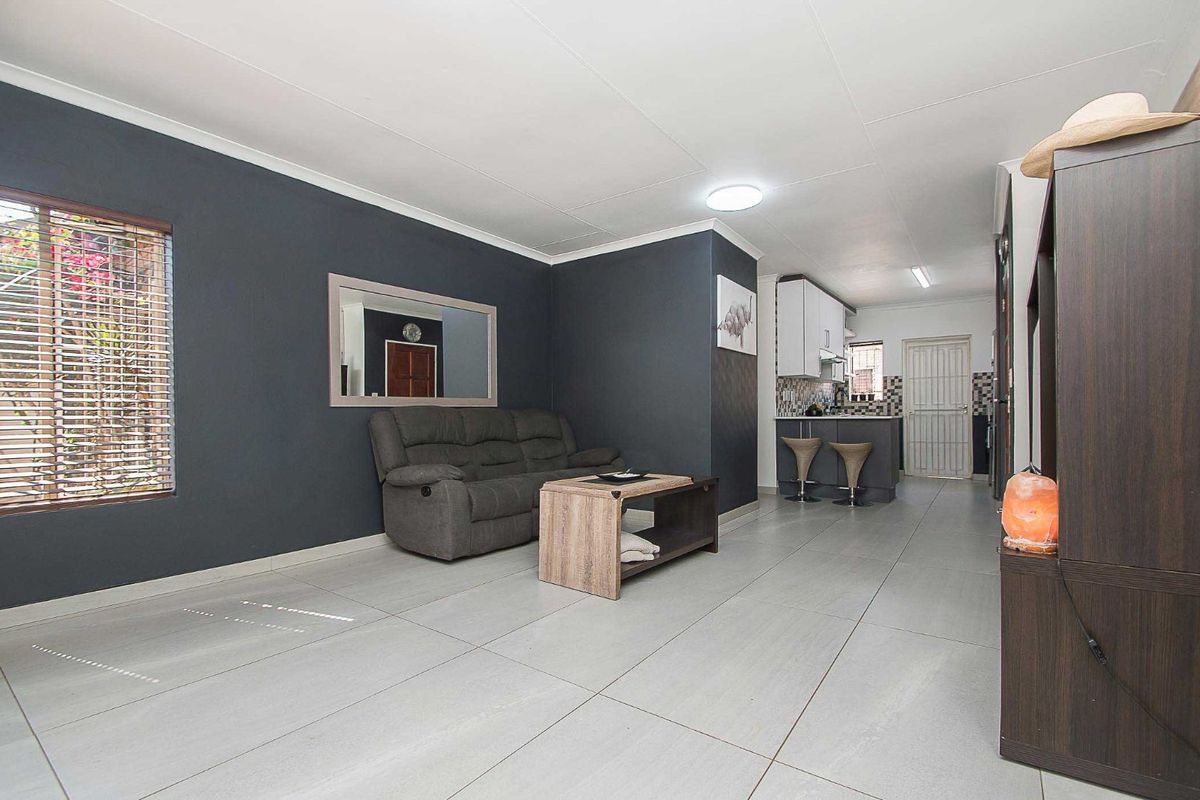 Townhouse For Sale in Wilgeheuwel - Photo 4