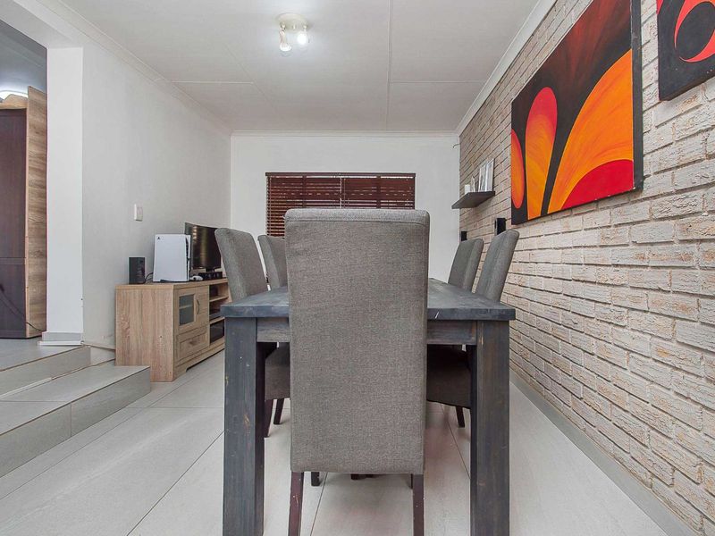 Townhouse For Sale in Wilgeheuwel - Photo 10