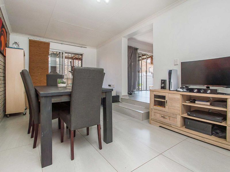 Townhouse For Sale in Wilgeheuwel - Photo 9