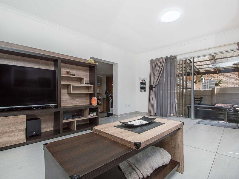 Townhouse For Sale in Wilgeheuwel - Photo 7