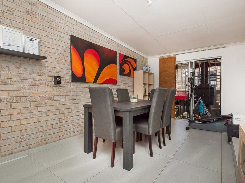 Townhouse For Sale in Wilgeheuwel - Photo 8