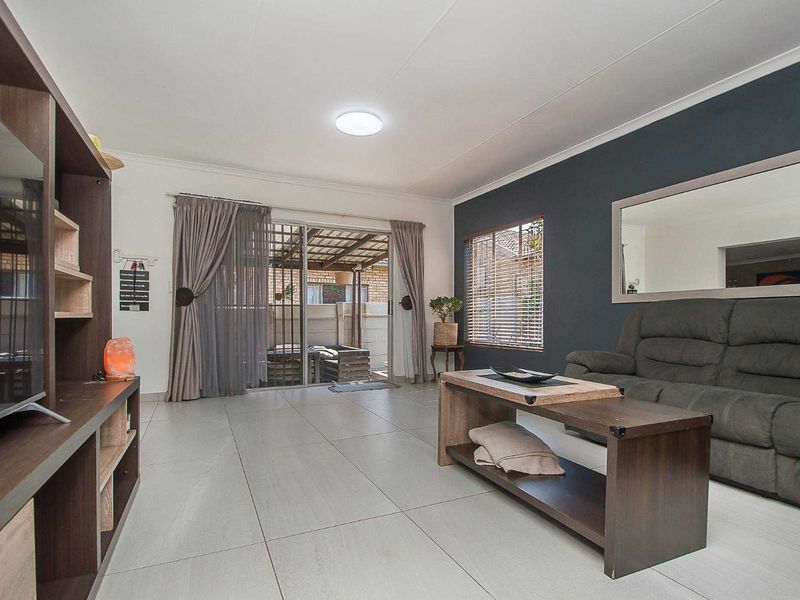 Townhouse For Sale in Wilgeheuwel - Photo 6