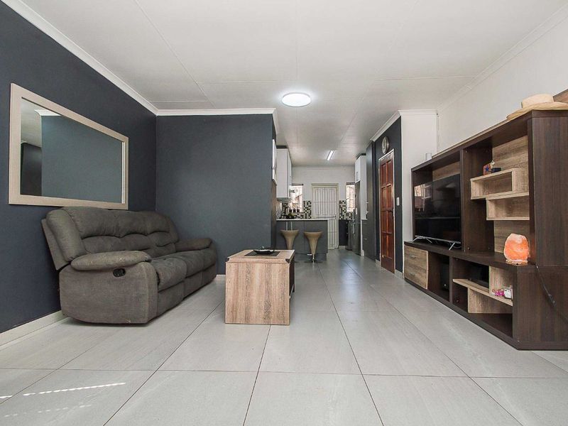 Townhouse For Sale in Wilgeheuwel - Photo 5