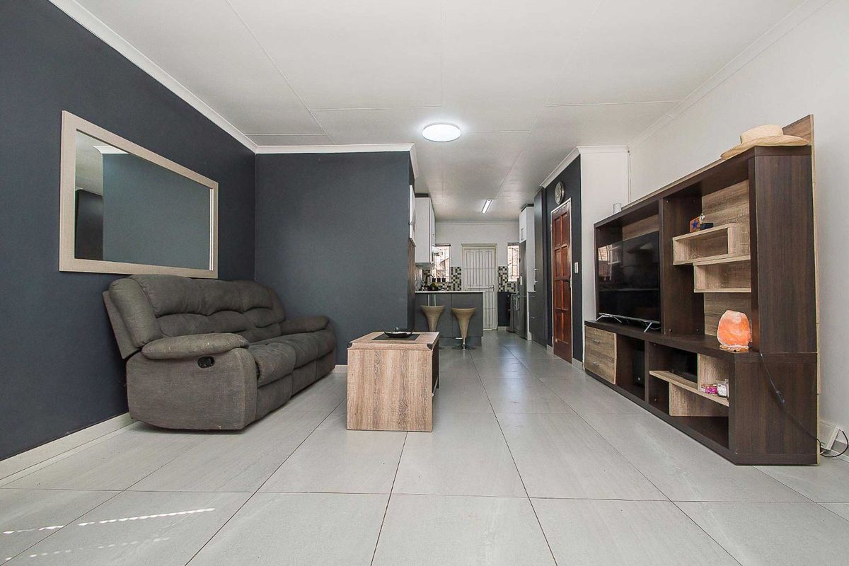 Townhouse For Sale in Wilgeheuwel - Photo 5