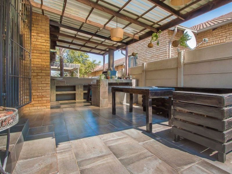 Townhouse For Sale in Wilgeheuwel - Photo 2