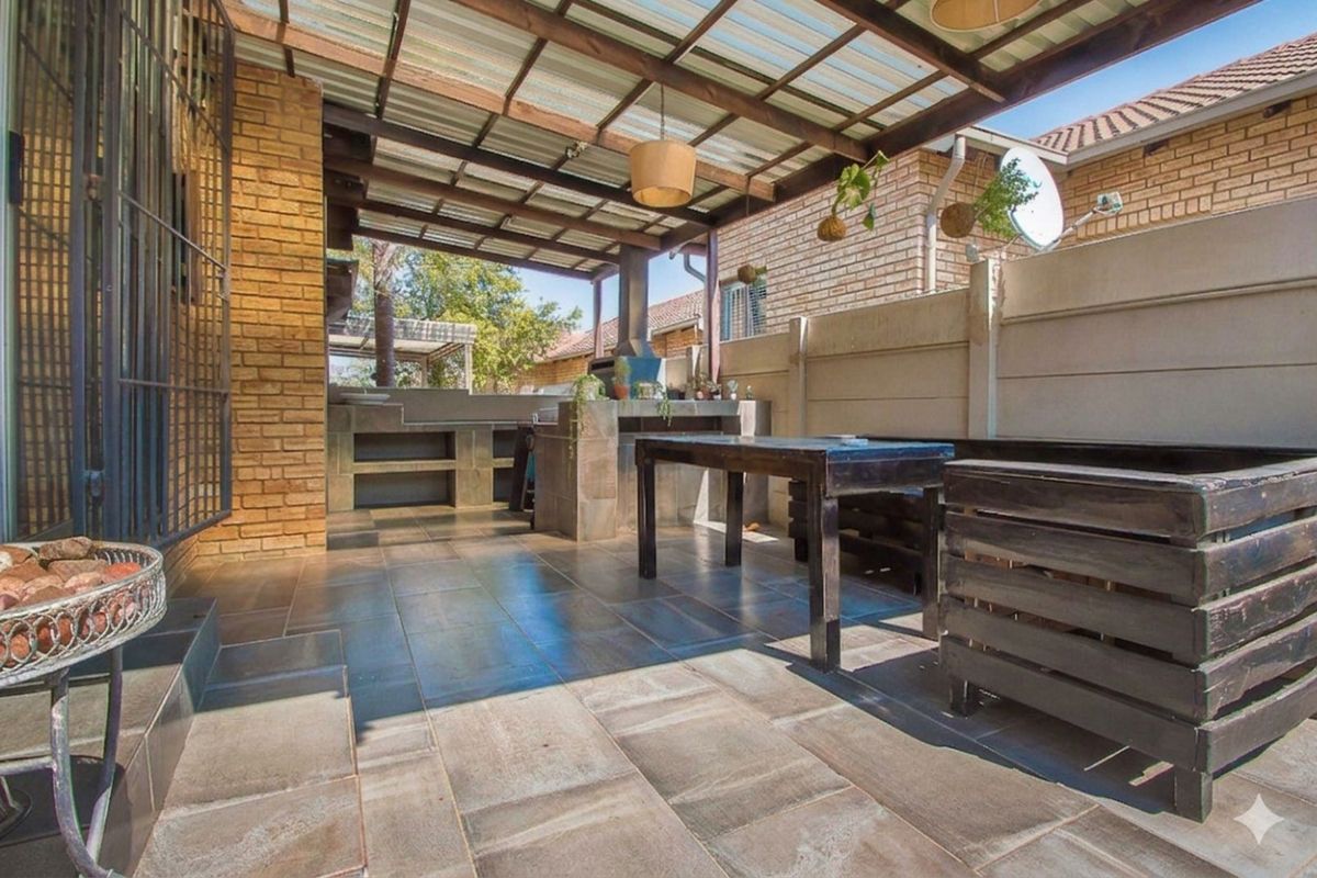 Townhouse For Sale in Wilgeheuwel - Photo 2