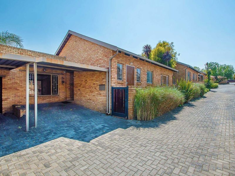 Townhouse For Sale in Wilgeheuwel - Photo 3