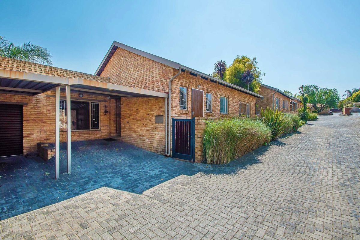 Townhouse For Sale in Wilgeheuwel - Photo 3