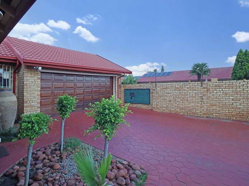 House For Sale in Eldoraigne - Photo 2