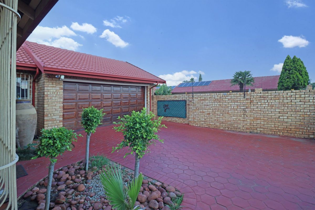 House For Sale in Eldoraigne - Photo 2