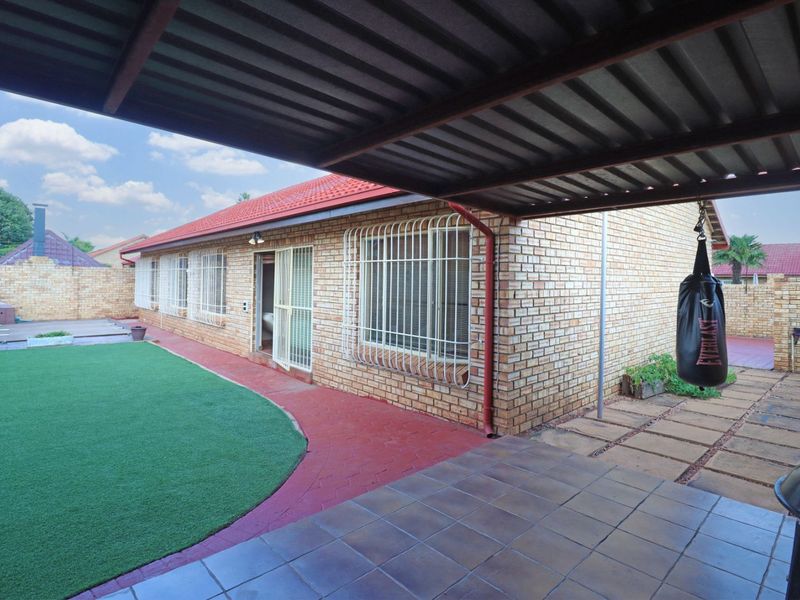 House For Sale in Eldoraigne - Photo 3