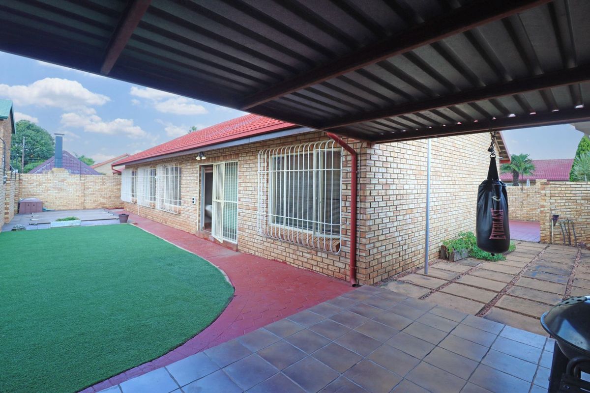 House For Sale in Eldoraigne - Photo 3