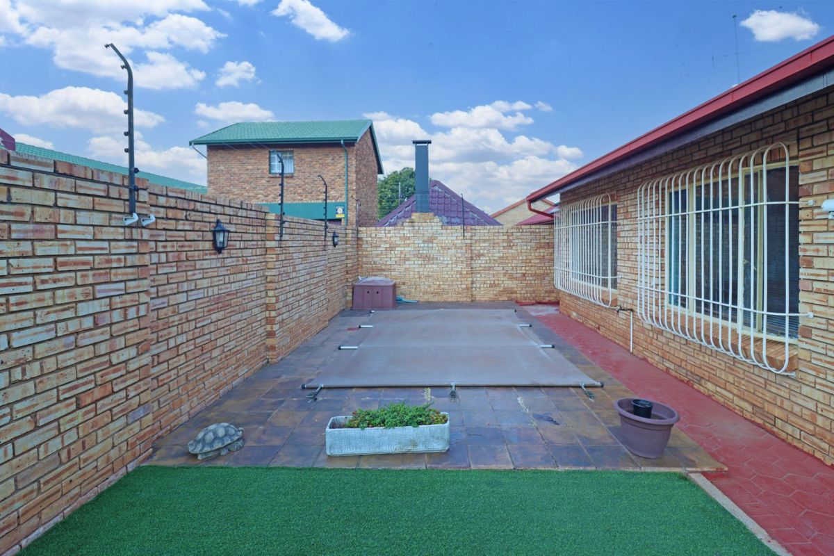 House For Sale in Eldoraigne - Photo 5