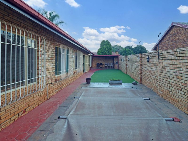 House For Sale in Eldoraigne - Photo 4